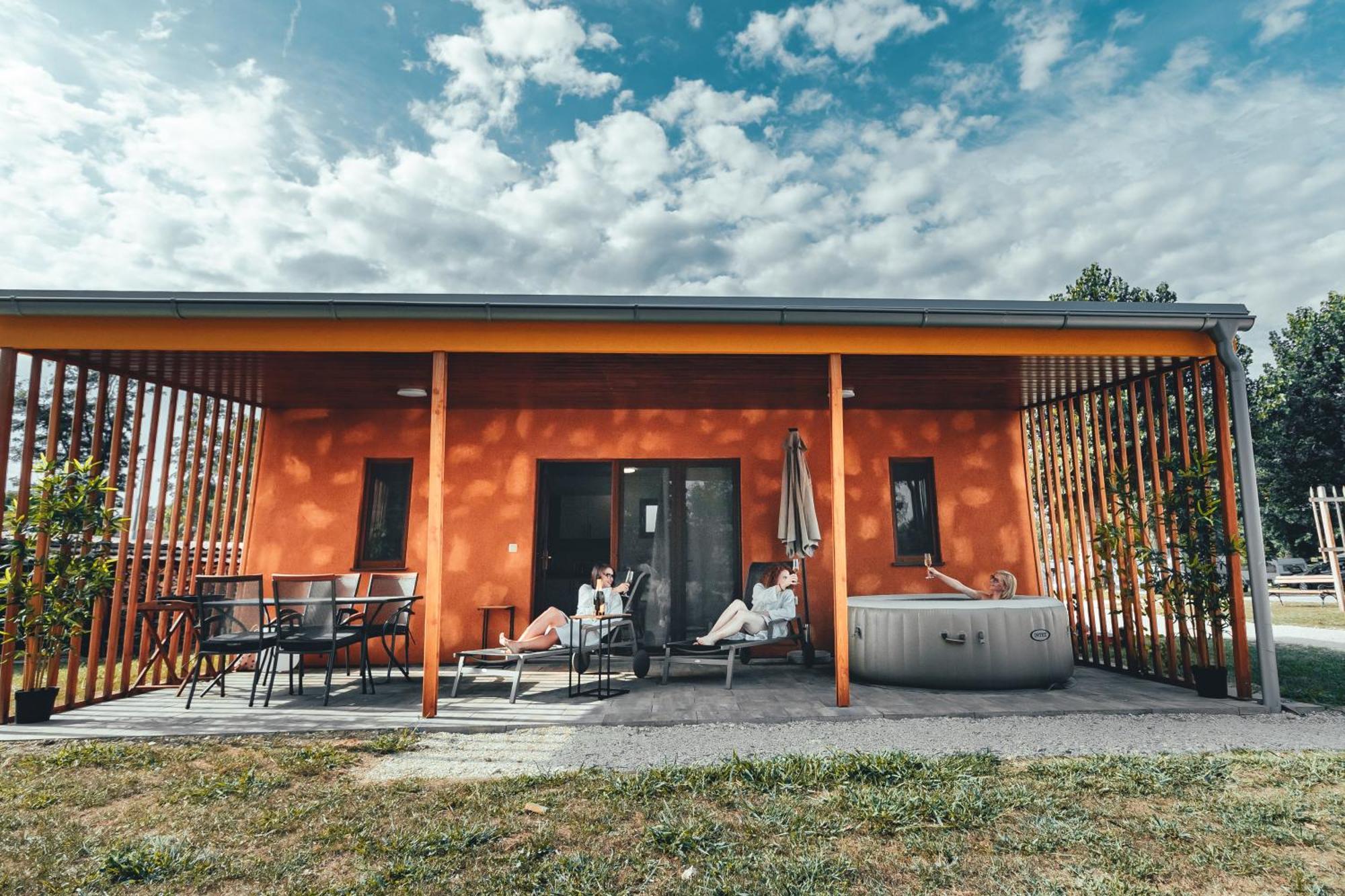 Terme Banovci - Mobilne Hiske Med Brajdami Hotel Exterior photo